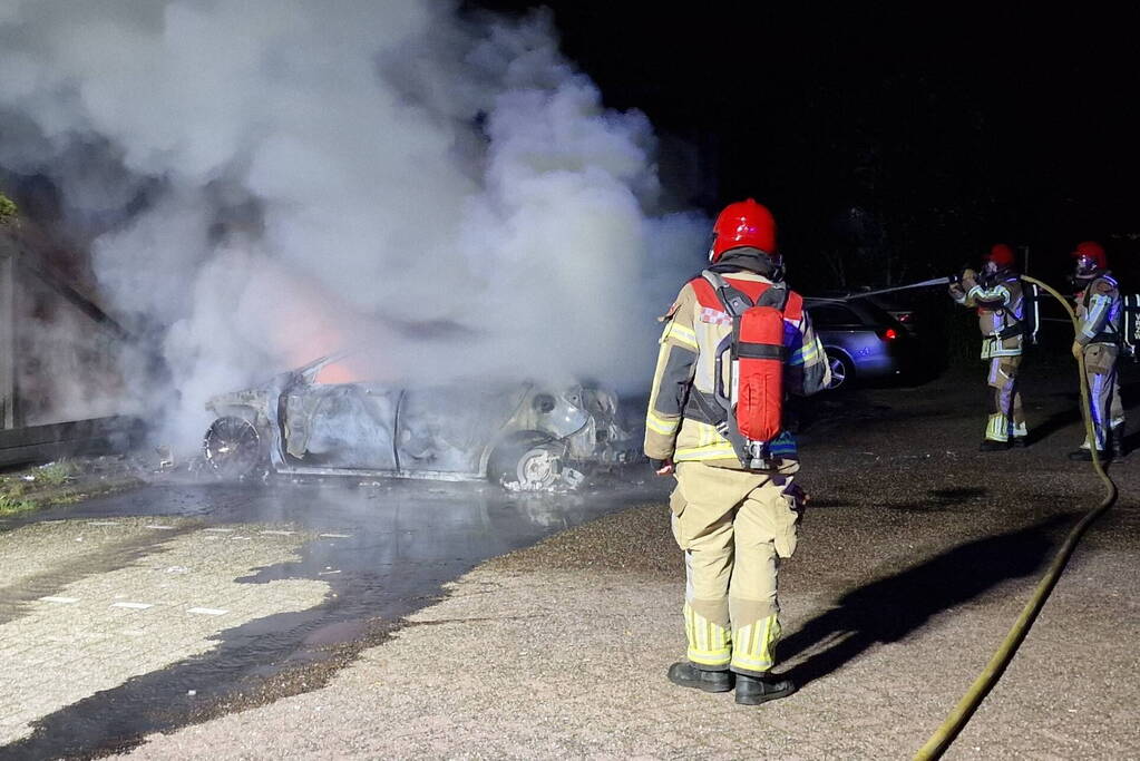 Auto volledig verwoest door felle brand