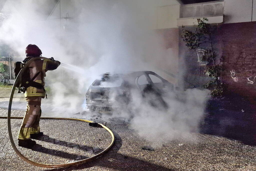 Auto volledig verwoest door felle brand