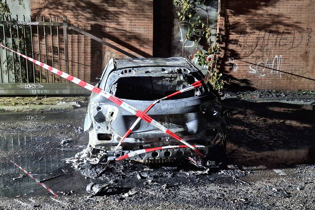 Auto volledig verwoest door felle brand