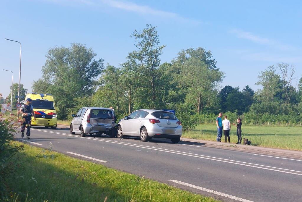 Schade bij ongeval tussen drie voertuigen