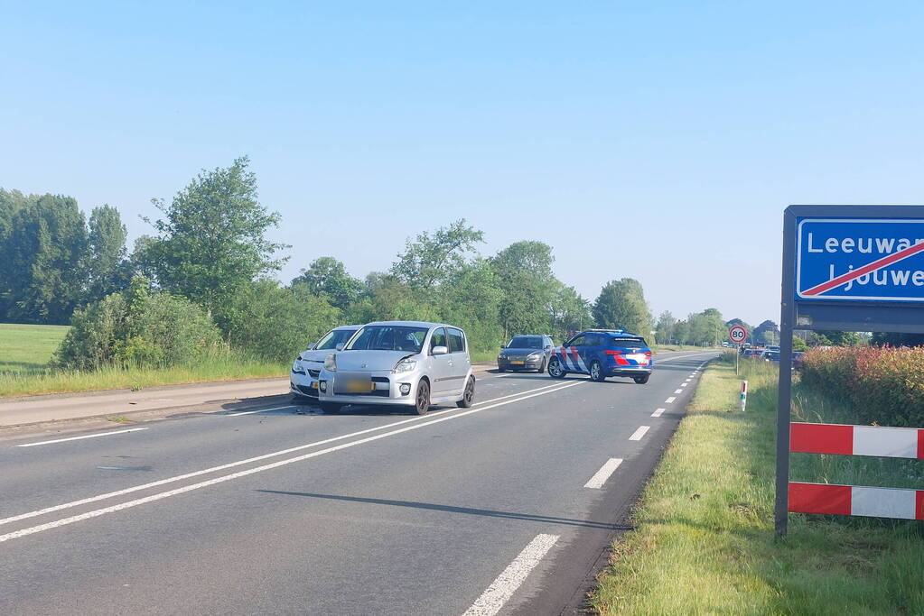 Schade bij ongeval tussen drie voertuigen