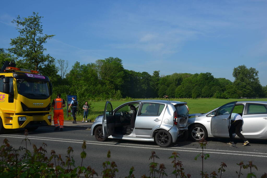 Schade bij ongeval tussen drie voertuigen