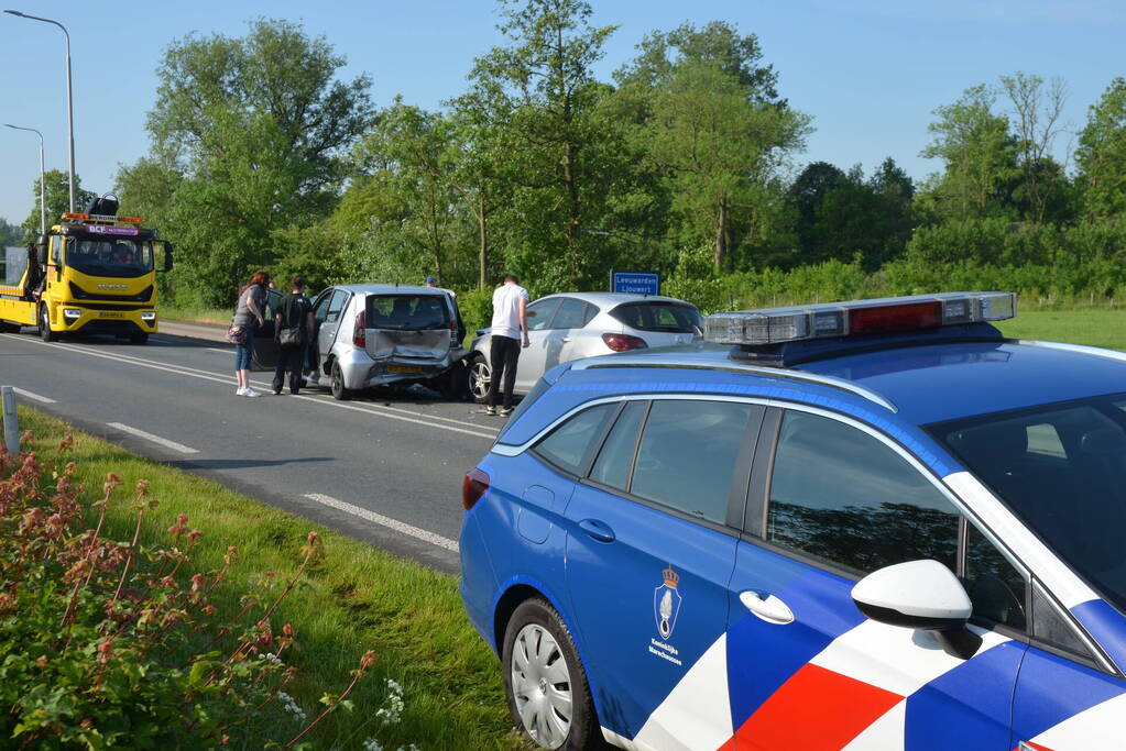 Schade bij ongeval tussen drie voertuigen