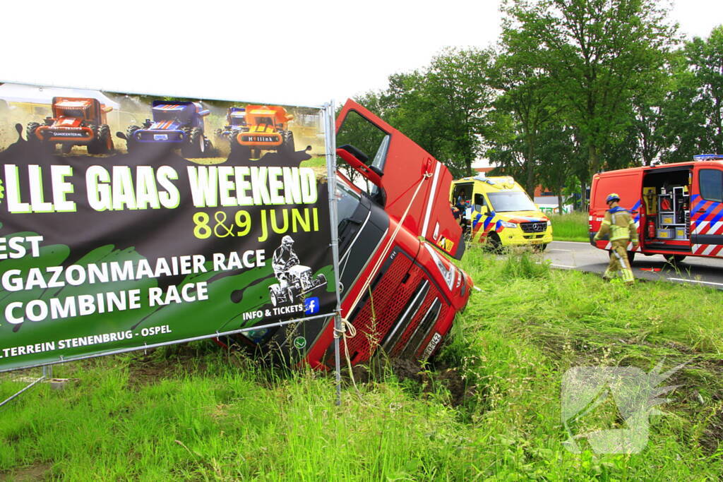 Vrachtwagen op zijn kant in sloot