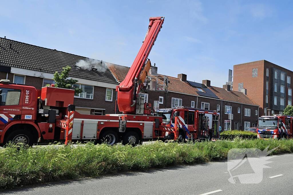 Ambulancemedewerkers ontdekken uitslaande woningbrand