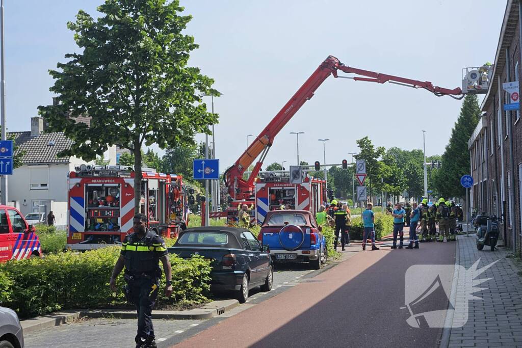 Ambulancemedewerkers ontdekken uitslaande woningbrand