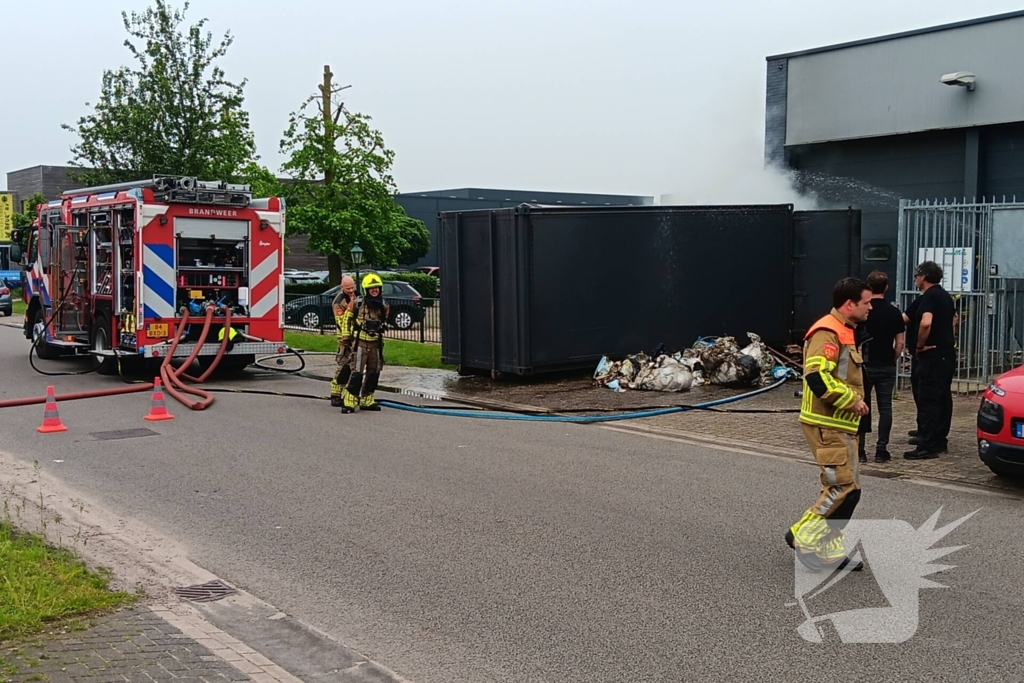 Brand in grote vuilcontainer