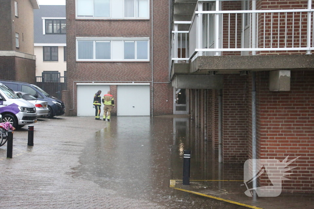 Wederom wateroverlast bij flatgebouw