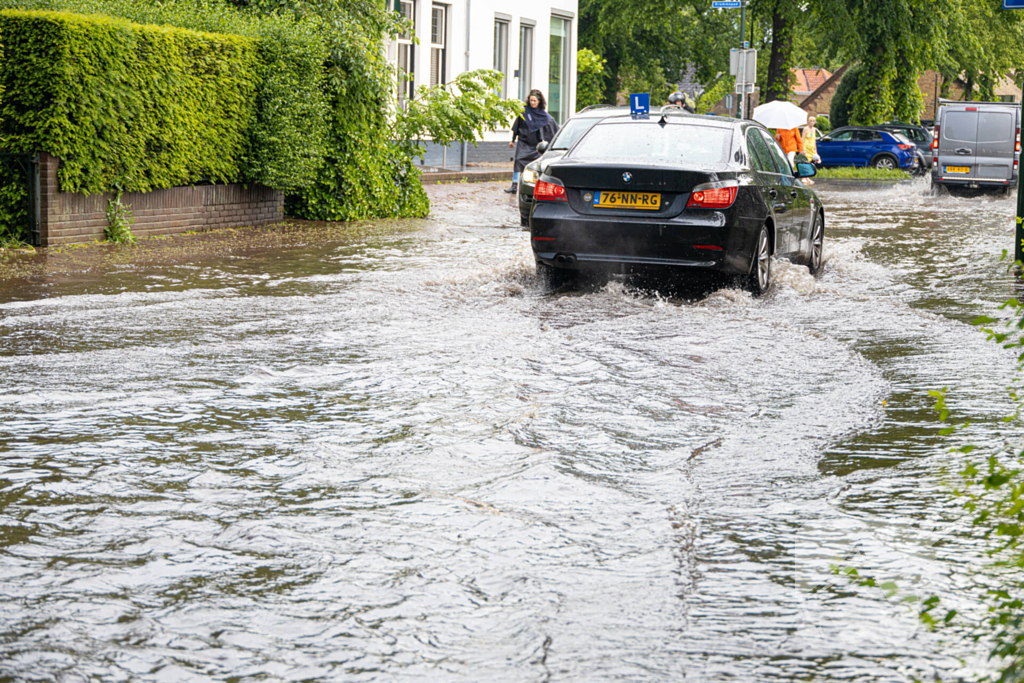 Stortbui veroorzaakt ondergelopen straten