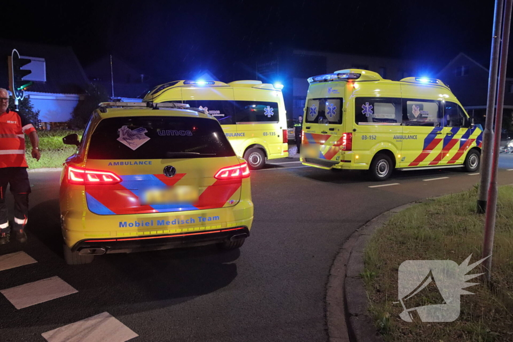 Fietser zwaargewond bij aanrijding met twee auto's