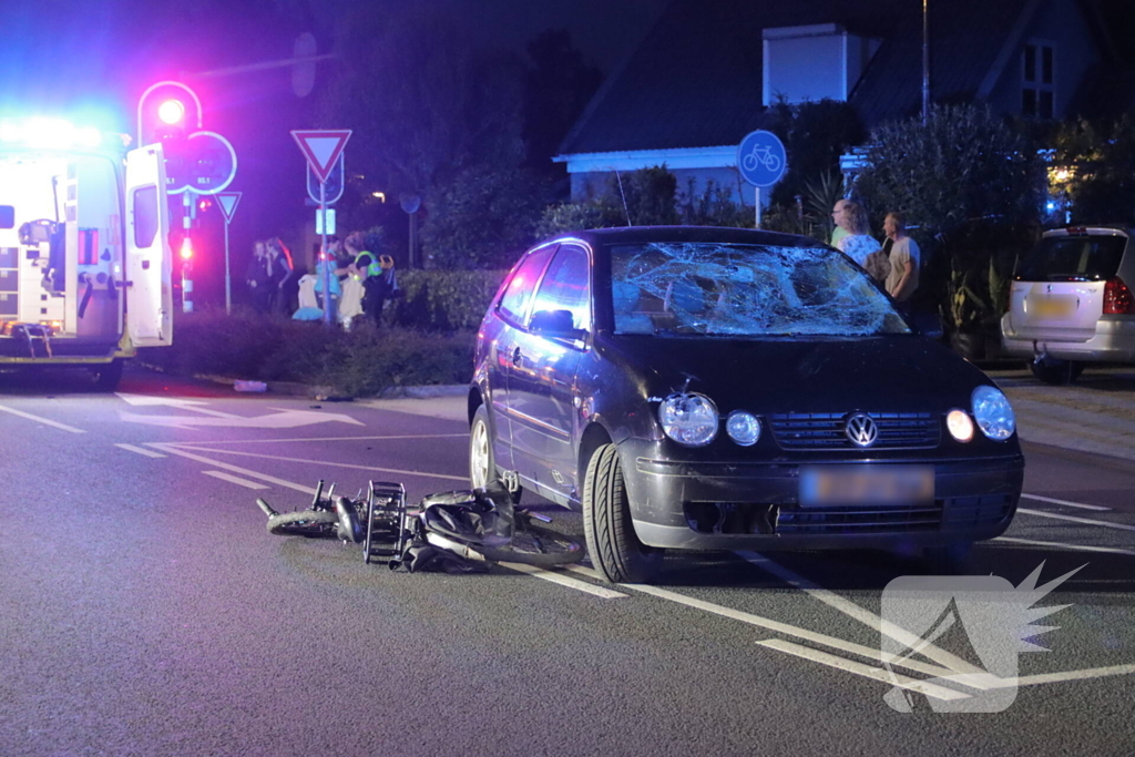 Fietser zwaargewond bij aanrijding met twee auto's