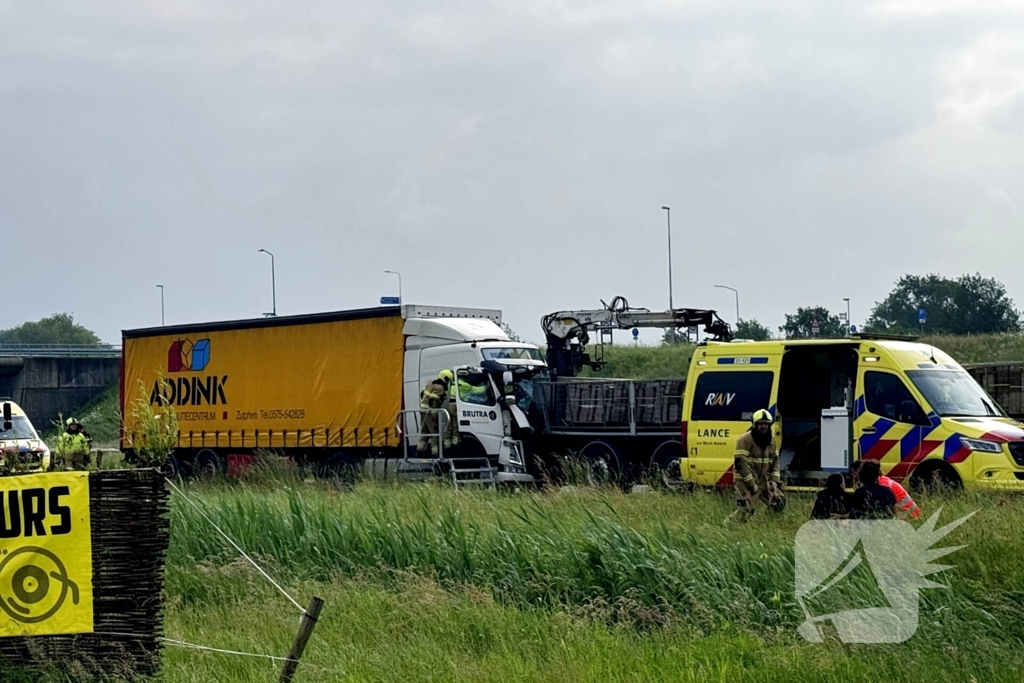 Traumateam ingezet voor kop-staartbotsing met meerdere vrachtwagens