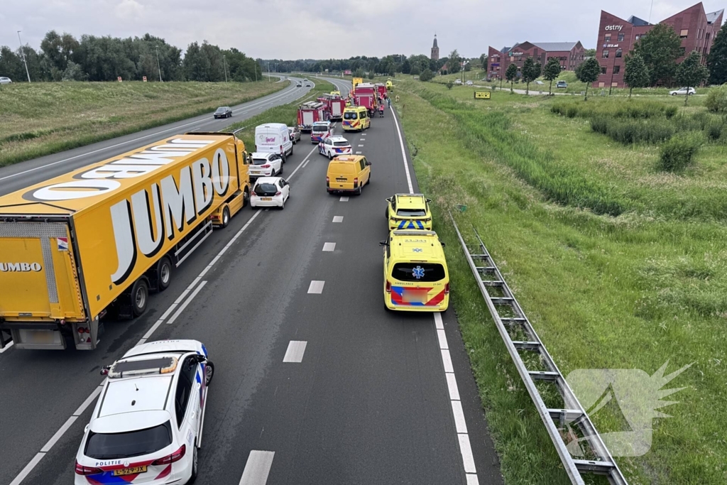 Traumateam ingezet voor kop-staartbotsing met meerdere vrachtwagens