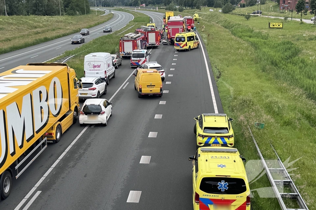 Traumateam ingezet voor kop-staartbotsing met meerdere vrachtwagens