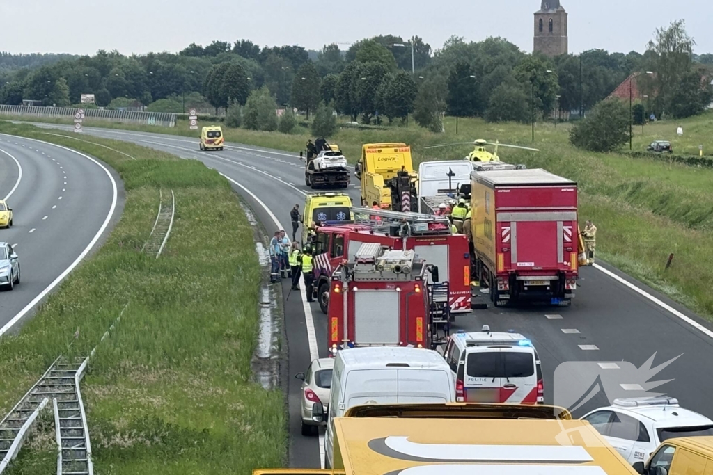 Traumateam ingezet voor kop-staartbotsing met meerdere vrachtwagens