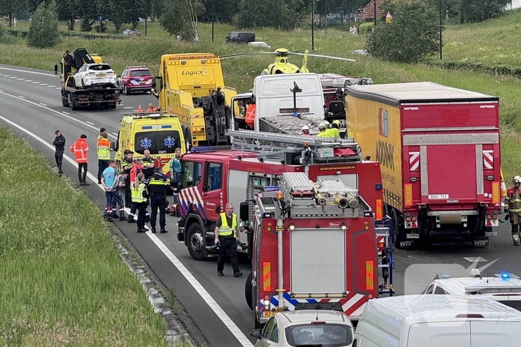 Traumateam ingezet voor kop-staartbotsing met meerdere vrachtwagens