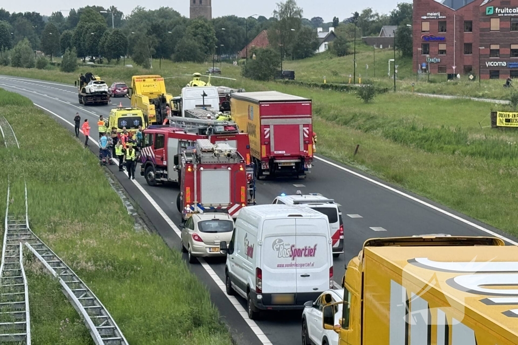 Traumateam ingezet voor kop-staartbotsing met meerdere vrachtwagens