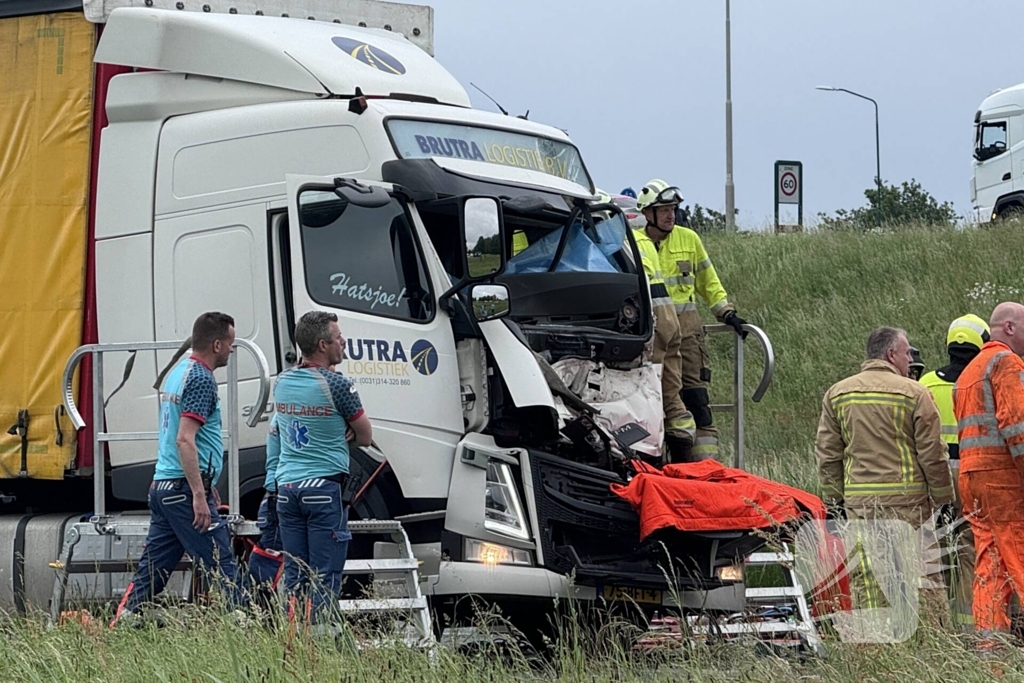 Traumateam ingezet voor kop-staartbotsing met meerdere vrachtwagens