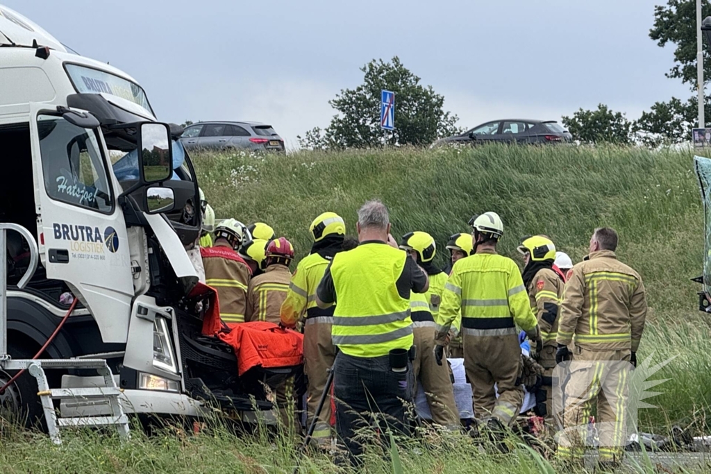 Traumateam ingezet voor kop-staartbotsing met meerdere vrachtwagens