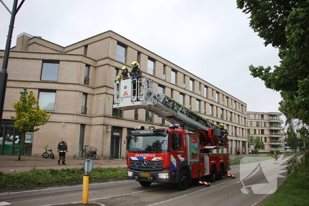 Brandweer helpt buitengesloten bewoonster