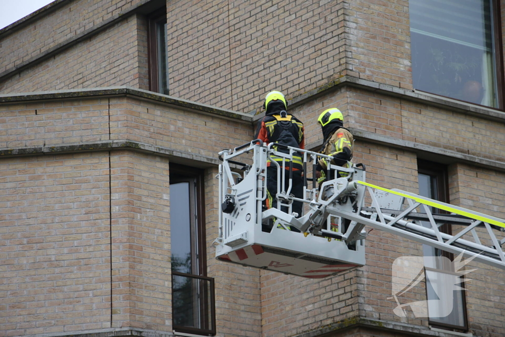 Brandweer helpt buitengesloten bewoonster