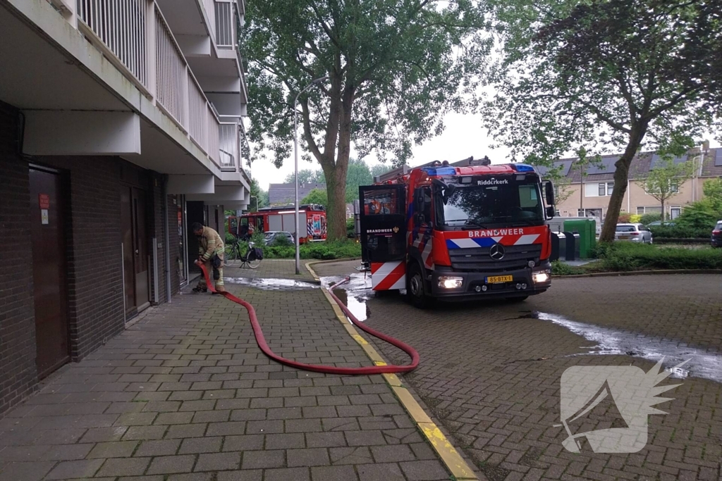 Brand in woonkamer snel onder controle