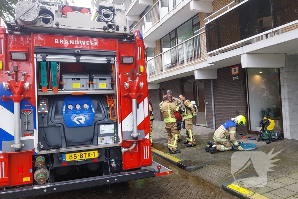 Brand in woonkamer snel onder controle