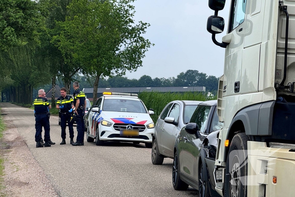 Vrachtwagen en personenauto botsen frontaal op elkaar