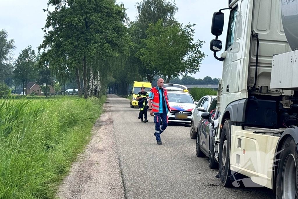 Vrachtwagen en personenauto botsen frontaal op elkaar