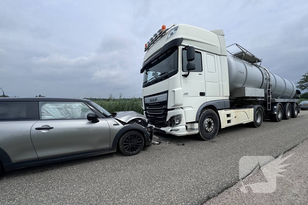 Vrachtwagen en personenauto botsen frontaal op elkaar