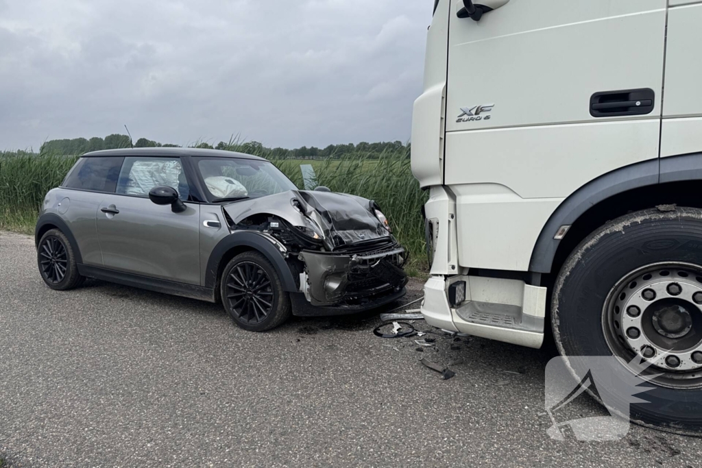 Vrachtwagen en personenauto botsen frontaal op elkaar