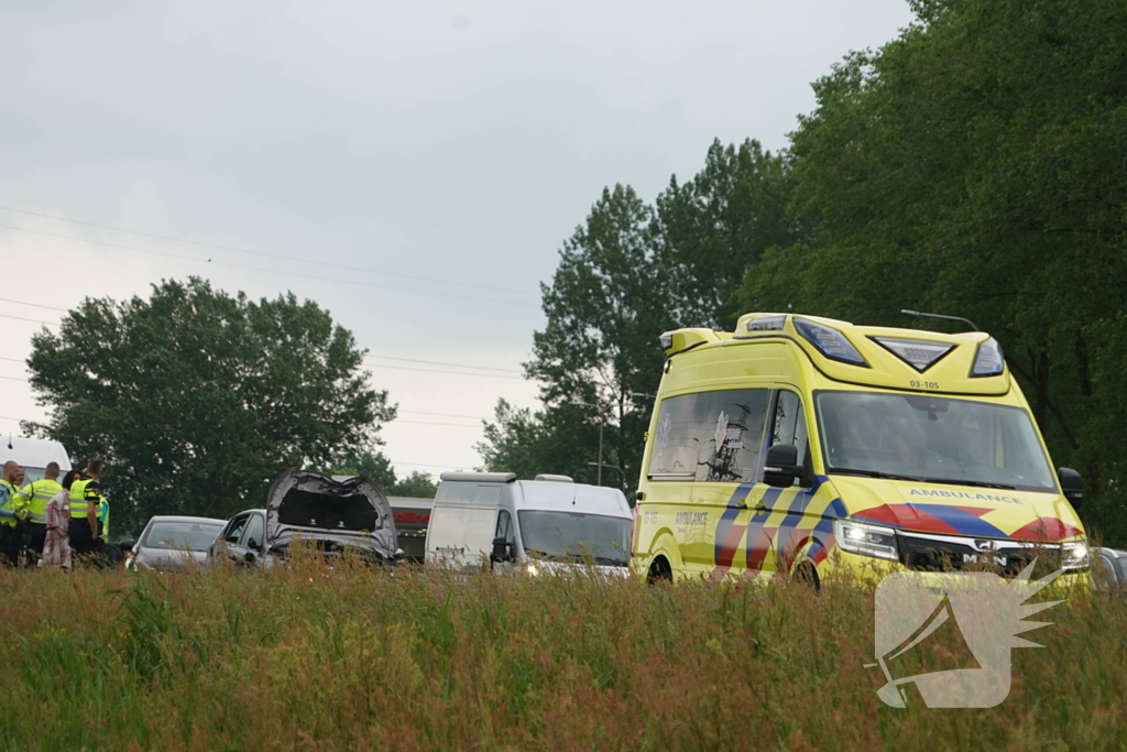 Auto zwaar beschadigd bij ongeluk op snelweg