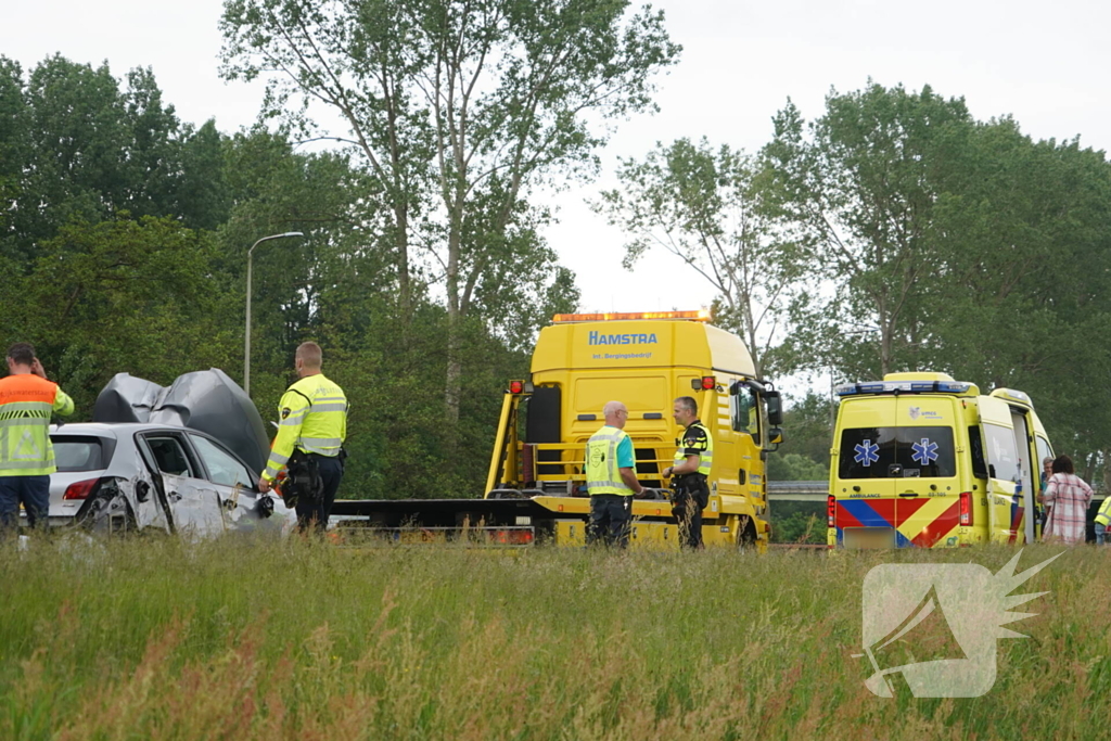 Auto zwaar beschadigd bij ongeluk op snelweg