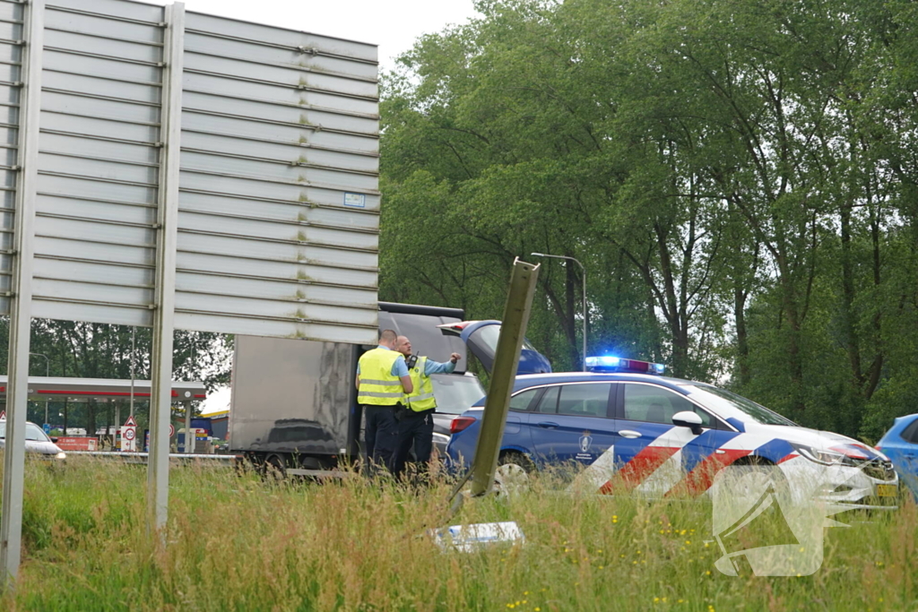 Auto zwaar beschadigd bij ongeluk op snelweg