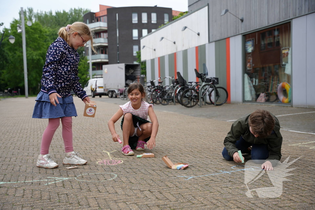 Groot stoepkrijtkunstwerk om geld op te halen voor Prinses Máxima Centrum