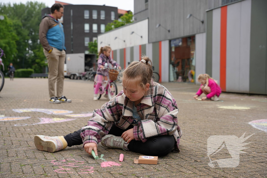 Groot stoepkrijtkunstwerk om geld op te halen voor Prinses Máxima Centrum