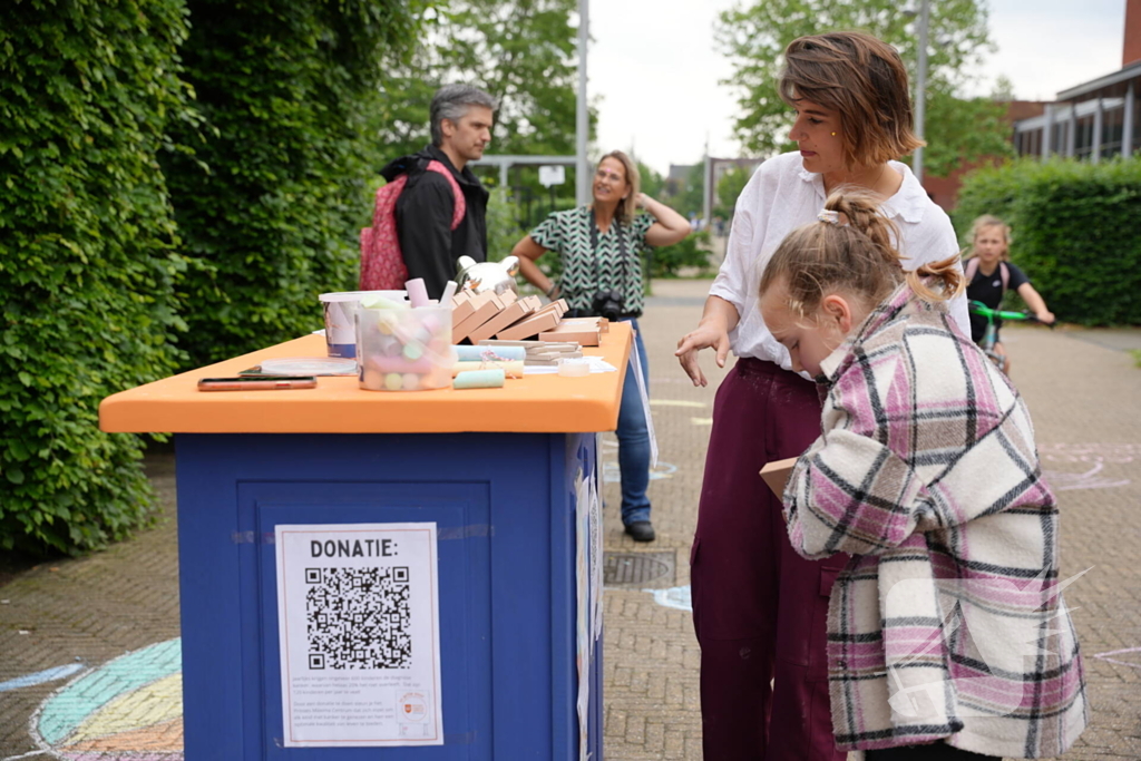 Groot stoepkrijtkunstwerk om geld op te halen voor Prinses Máxima Centrum