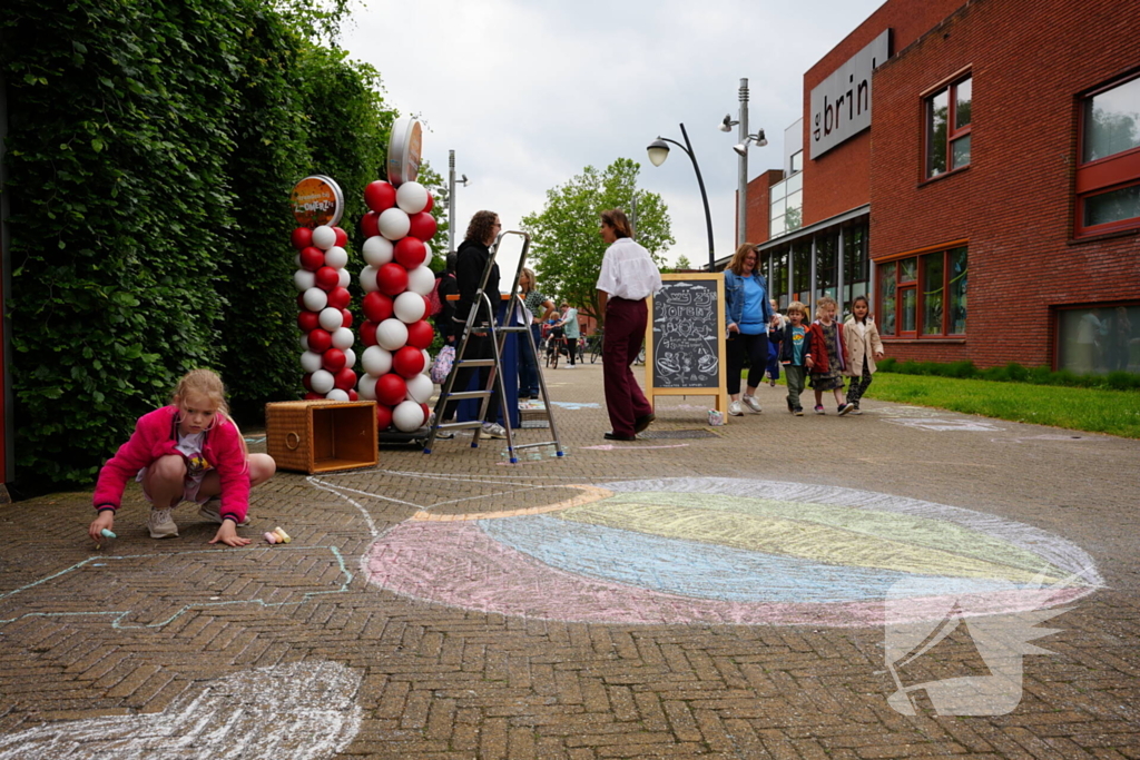 Groot stoepkrijtkunstwerk om geld op te halen voor Prinses Máxima Centrum