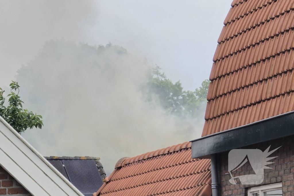 Veel bekijks bij brand in bijgebouw