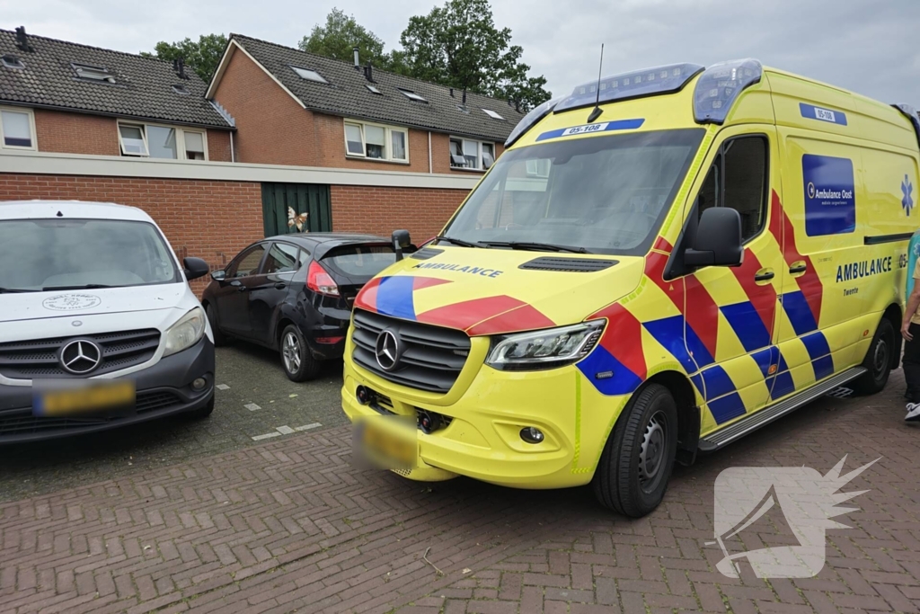 Kind rijdt met elektrische step tegen auto