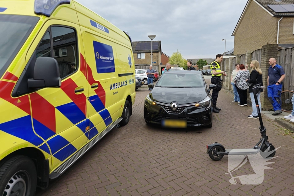 Kind rijdt met elektrische step tegen auto