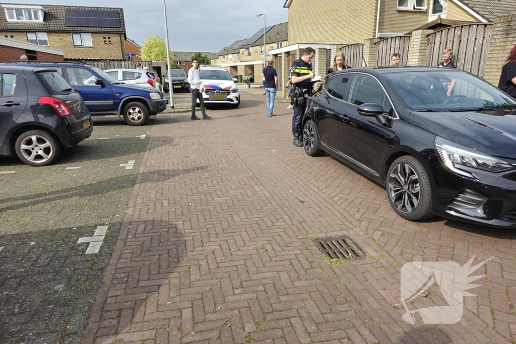 Kind rijdt met elektrische step tegen auto