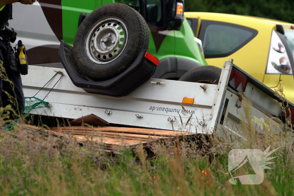 Vrachtwagens betrokken bij ongeval met auto en bestelbus