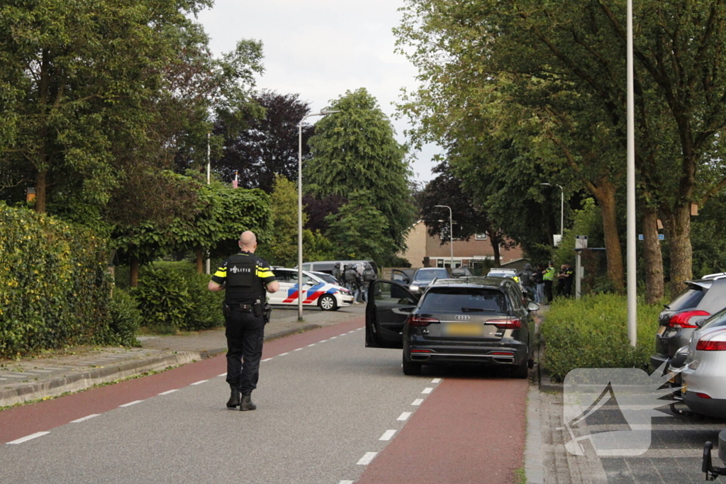 Politie lost waarschuwingsschoten bij inval