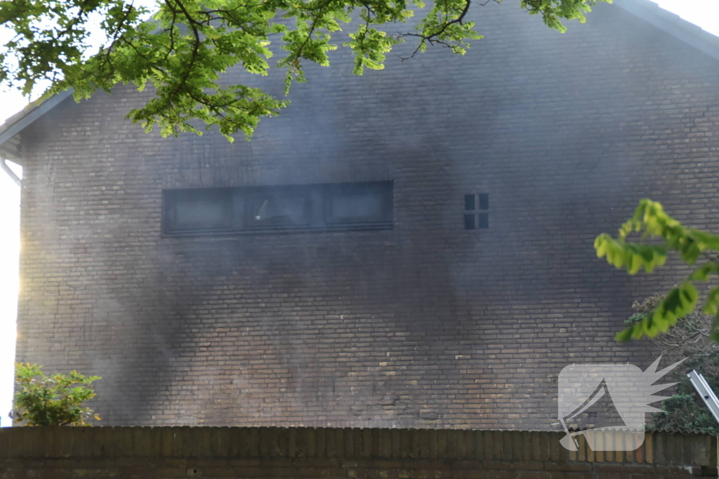 Gevel kinderdagverblijf zwart geblakerd na schuurband