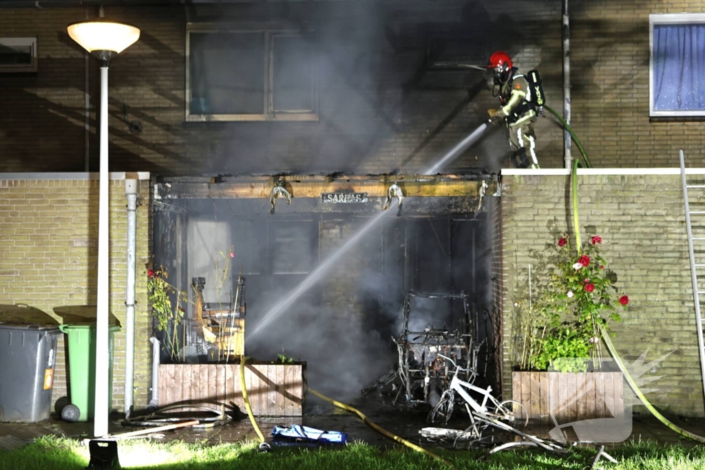 Elektrisch voertuig zorgt voor felle brand en forse schade