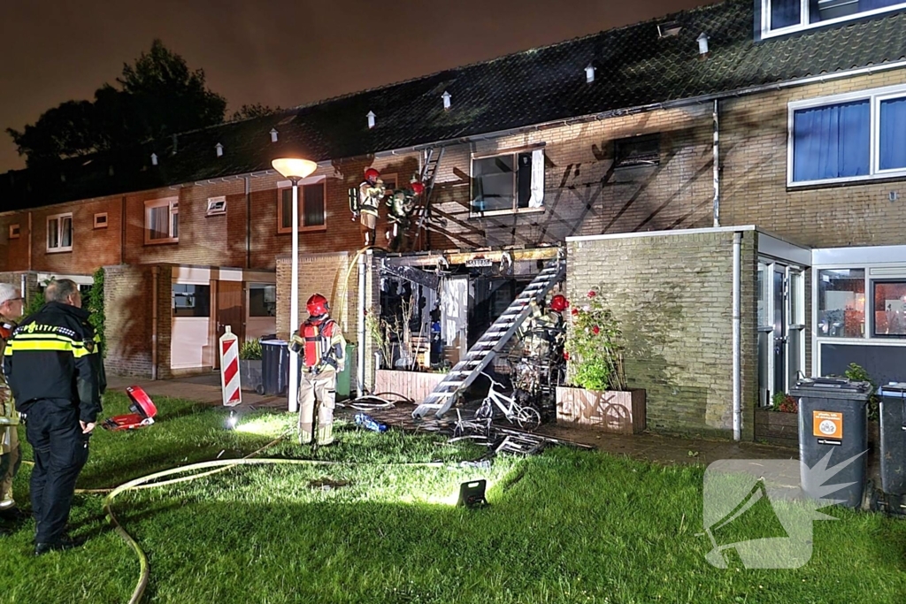 Elektrisch voertuig zorgt voor felle brand en forse schade