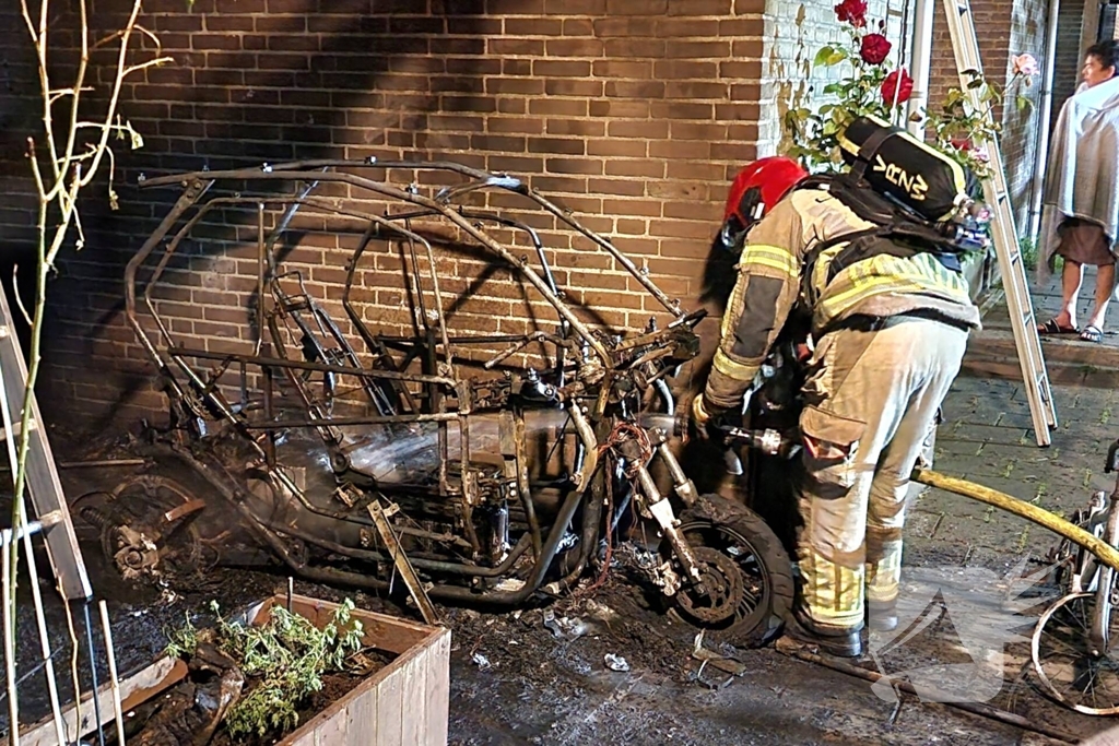 Elektrisch voertuig zorgt voor felle brand en forse schade