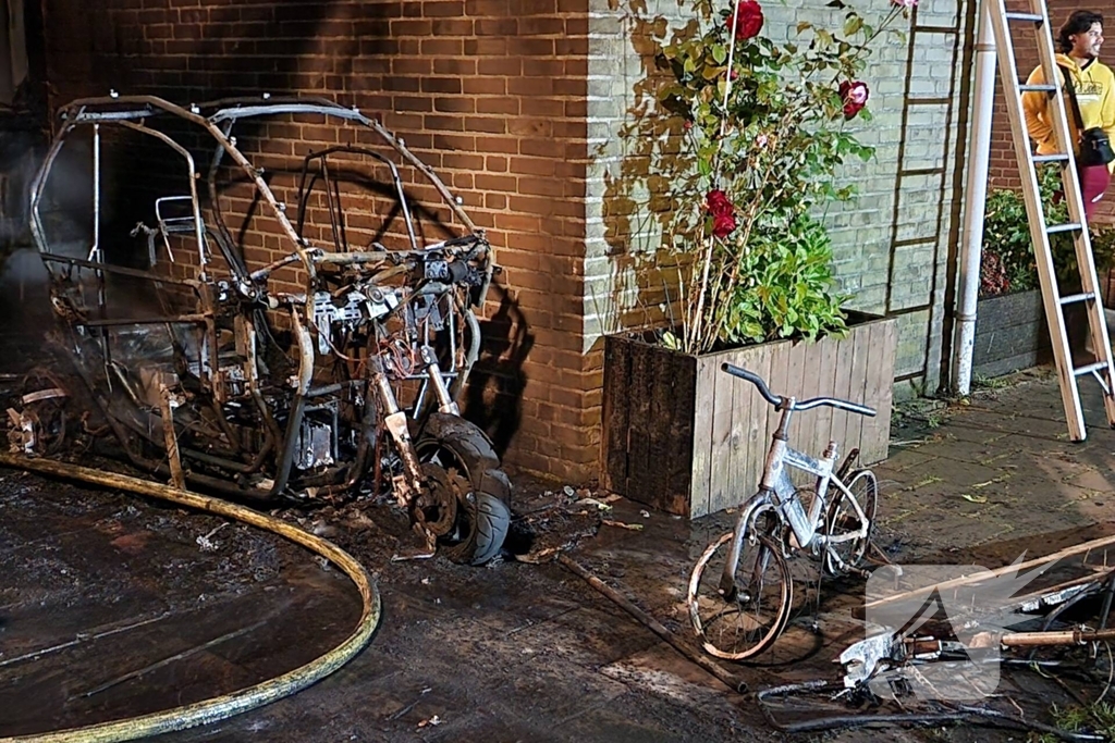 Elektrisch voertuig zorgt voor felle brand en forse schade