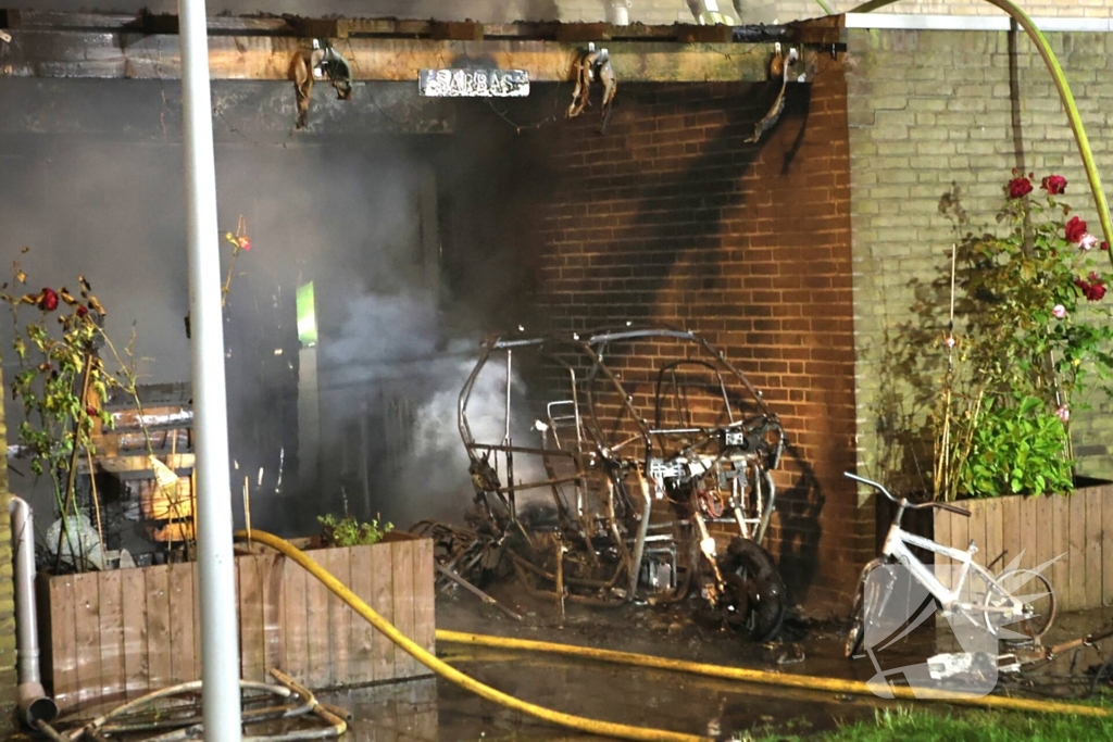 Elektrisch voertuig zorgt voor felle brand en forse schade